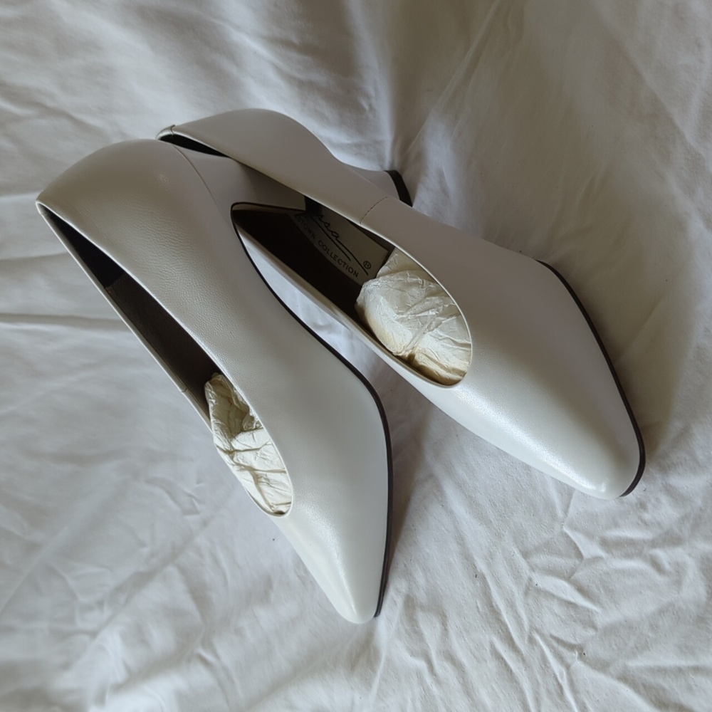 It's time for white pumps